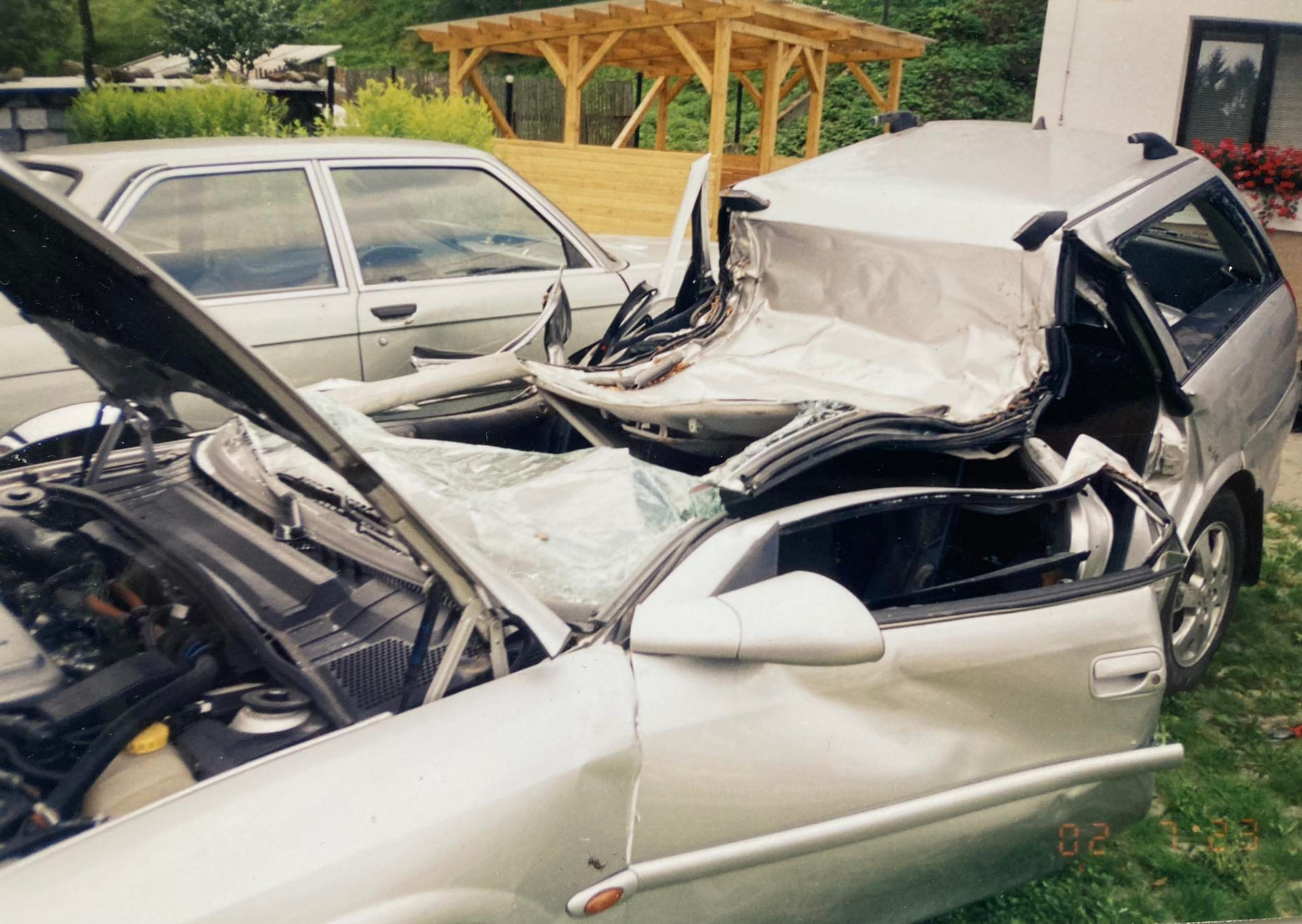 Rozbité auto po autonehodě, ve které ve třinácti letech přišla Martina Pražáková o otce